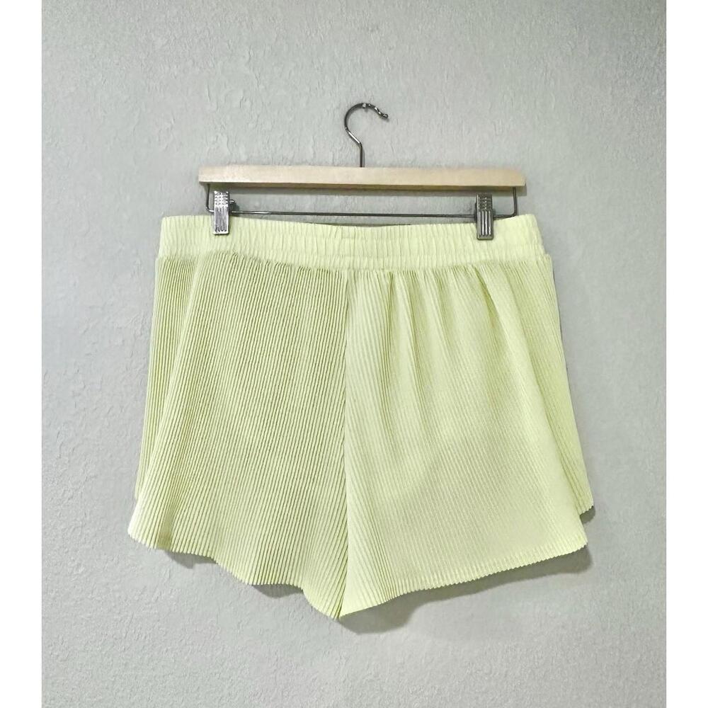 all in motion Women's Yellow Mid Rise Pleated Shorts Lined Athletic Gym Size L - Picture 2 of 10